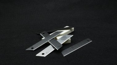 Değiştirme bıçağı siyah arkaplanda izole edildi
