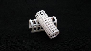 Siyah arka planda beyaz saç rulosu izole