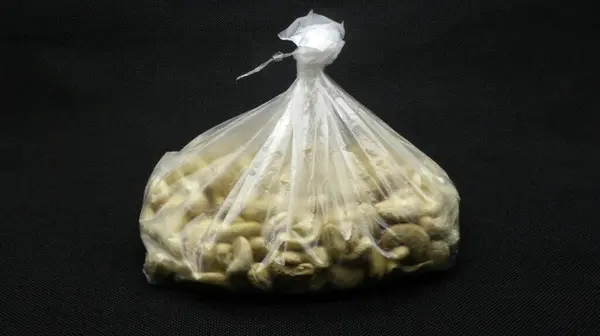 kaju fıstığı siyah arka plan üzerine izole