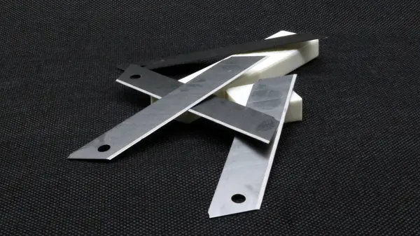 Değiştirme bıçağı siyah arkaplanda izole edildi