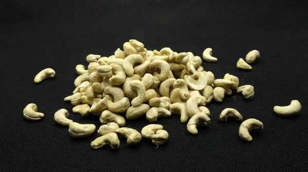 kaju fıstığı siyah arka plan üzerine izole