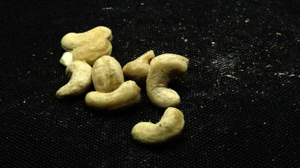 kaju fıstığı siyah arka plan üzerine izole