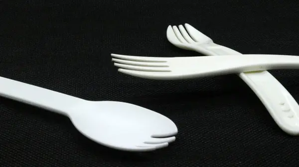 Siyah arkaplanda beyaz plastik çatal