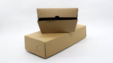 Karton beslenme çantası beyaz arkaplanda izole edilmiş