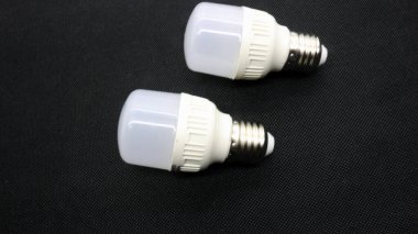 Siyah arkaplanda beyaz ampul ışığı izole edildi