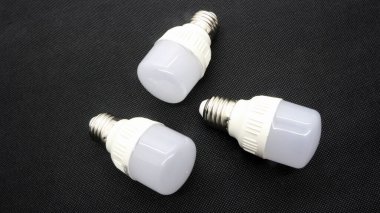 Siyah arkaplanda beyaz ampul ışığı izole edildi