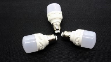 Siyah arkaplanda beyaz ampul ışığı izole edildi