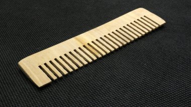 Tahta tarak siyah arkaplanda izole edildi