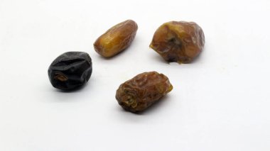 Beyaz arka planda izole edilmiş lezzetli meyveler