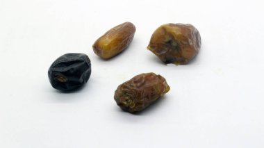 Beyaz arka planda izole edilmiş lezzetli meyveler