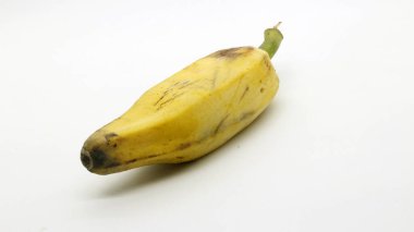 Olgun muz meyvesi beyaz arkaplanda izole