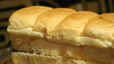 Çikolata ve peynirle dolu bir kutuda doğranmış ekmek.