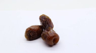 Beyaz arka planda izole edilmiş lezzetli meyveler