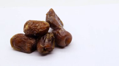 Beyaz arka planda izole edilmiş lezzetli meyveler