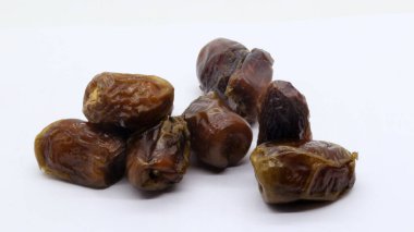 Beyaz arka planda izole edilmiş lezzetli meyveler