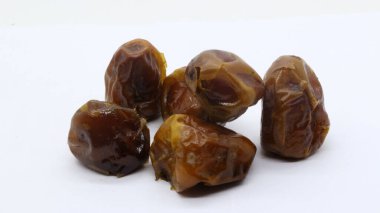 Beyaz arka planda izole edilmiş lezzetli meyveler