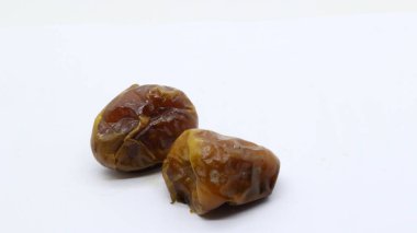 Beyaz arka planda izole edilmiş lezzetli meyveler