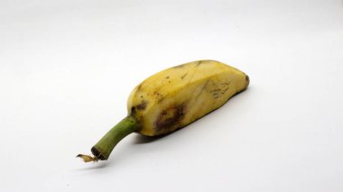 Olgun muz meyvesi beyaz arkaplanda izole