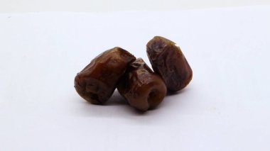 Beyaz arka planda izole edilmiş lezzetli meyveler