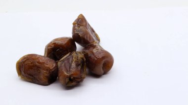 Beyaz arka planda izole edilmiş lezzetli meyveler