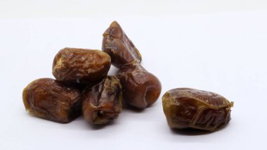 Beyaz arka planda izole edilmiş lezzetli meyveler