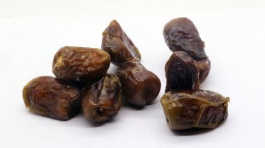 Beyaz arka planda izole edilmiş lezzetli meyveler