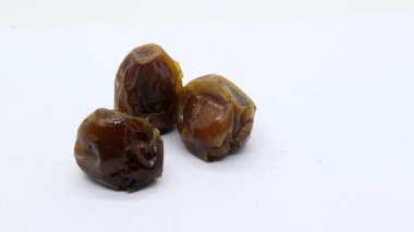 Beyaz arka planda izole edilmiş lezzetli meyveler