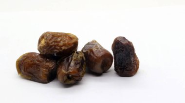 Beyaz arka planda izole edilmiş lezzetli meyveler