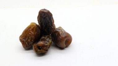 Beyaz arka planda izole edilmiş lezzetli meyveler