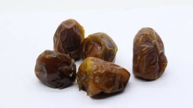 Beyaz arka planda izole edilmiş lezzetli meyveler