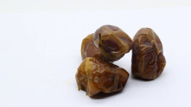 Beyaz arka planda izole edilmiş lezzetli meyveler