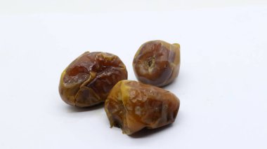 Beyaz arka planda izole edilmiş lezzetli meyveler