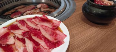 Siyah kasede taze çiğ et ızgara için hazır.