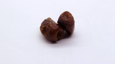 Beyaz arka planda izole edilmiş lezzetli meyveler