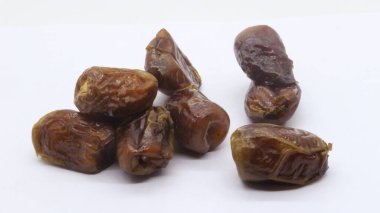 Beyaz arka planda izole edilmiş lezzetli meyveler