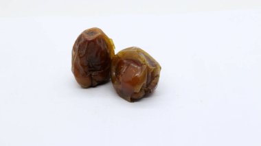 Beyaz arka planda izole edilmiş lezzetli meyveler