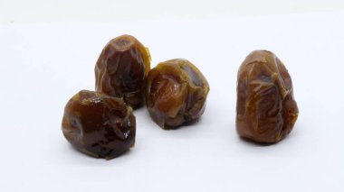 Beyaz arka planda izole edilmiş lezzetli meyveler