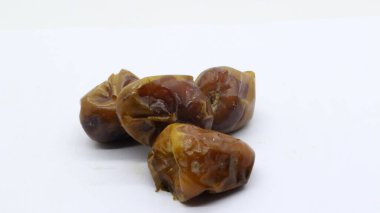 Beyaz arka planda izole edilmiş lezzetli meyveler