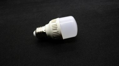 Siyah arkaplanda beyaz ampul ışığı izole edildi