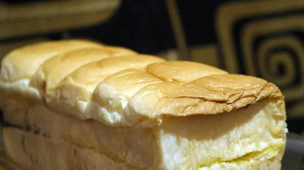 Çikolata ve peynirle dolu bir kutuda doğranmış ekmek.