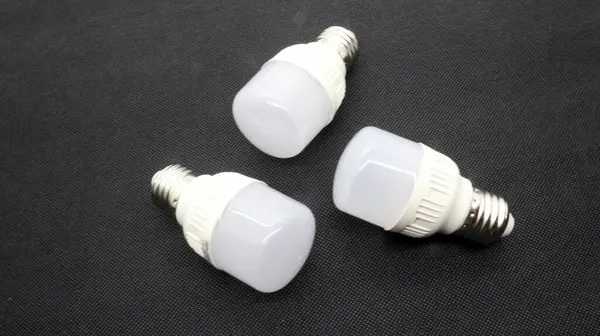 Siyah arkaplanda beyaz ampul ışığı izole edildi