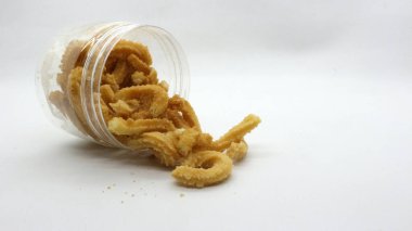 Beyaz arka planda, Endonezya 'dan hindistancevizi kökü yiyeceği izole edilmiş.