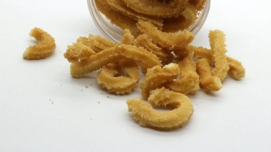 Beyaz arka planda, Endonezya 'dan hindistancevizi kökü yiyeceği izole edilmiş.