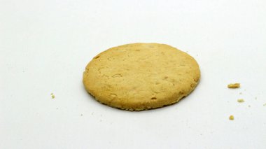 Beyaz arkaplanda izole edilmiş peynirli kurabiyeleri kapat