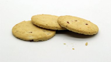 Beyaz arkaplanda izole edilmiş peynirli kurabiyeleri kapat