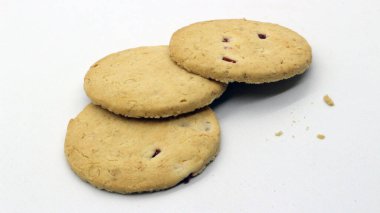 Beyaz arkaplanda izole edilmiş peynirli kurabiyeleri kapat