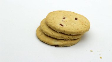 Beyaz arkaplanda izole edilmiş peynirli kurabiyeleri kapat