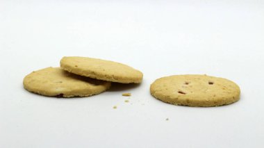 Beyaz arkaplanda izole edilmiş peynirli kurabiyeleri kapat