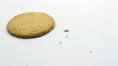 Beyaz arkaplanda izole edilmiş peynirli kurabiyeleri kapat