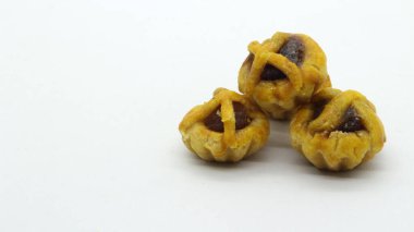 Beyaz arka planda izole ev yapımı nastar kurabiyeler